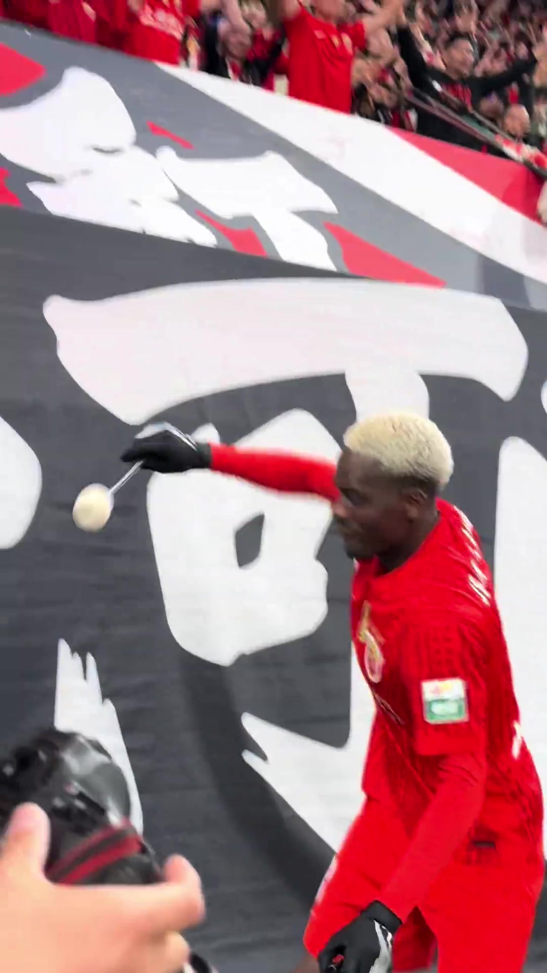 无关键词-22岁让·克劳德进生涯首球！与球迷擂鼓互动：第一次打，还可以吧