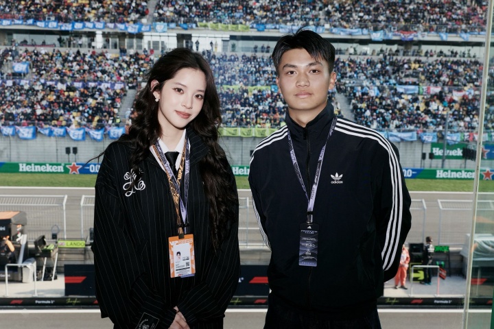 无关键词-蒯纪闻现场观战F1，与欧阳娜娜合照