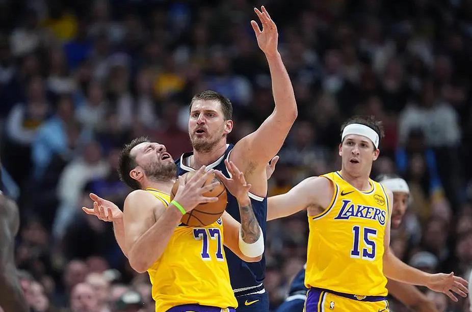 无关键词-绝平+绝杀！湖人127-125力克掘金，看数据：他才是头号功臣！